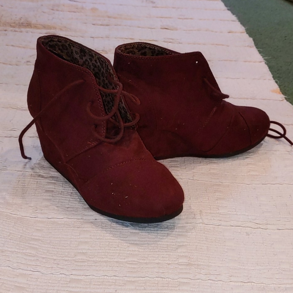 7.5 maroon purple heeled bootie